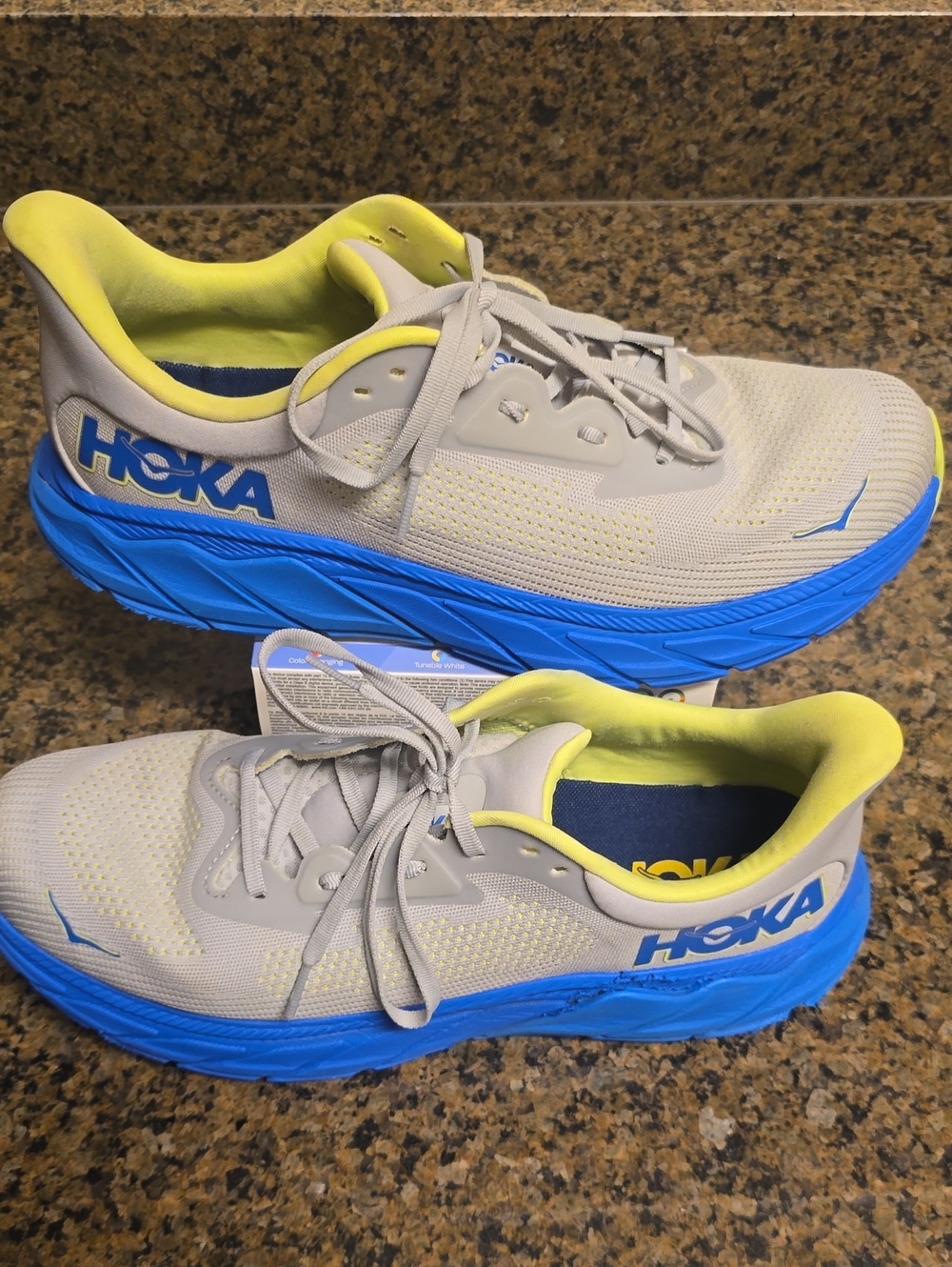 Hoka One Arahi 7 Neutral-Gray Running Shoes with Bright Blue Midsole